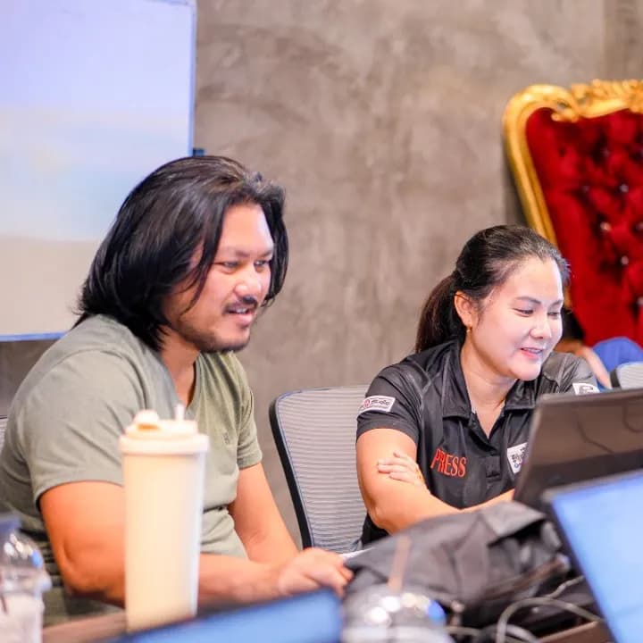 เจ้าของธุรกิจดูผลลัพธ์โฆษณาบนหน้าจออย่างตั้งใจ